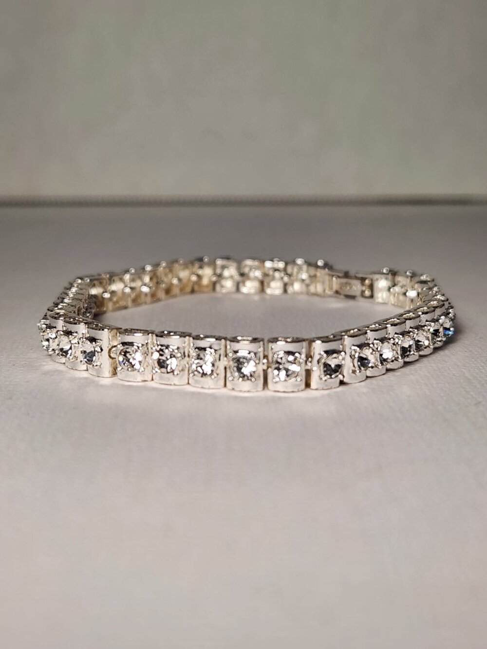 Icy! VTG Classic Diamond Line style Tennis Bracelet 7-8.2" Collectable